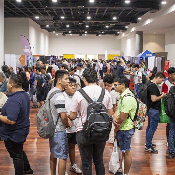 Feria de Empleabilidad UCB 2024 conecta a estudiantes con empresas líderes para impulsar su futuro profesional