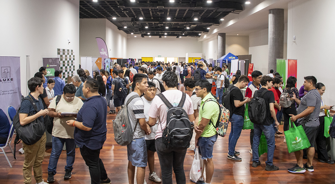 Lee más sobre el artículo Feria de Empleabilidad UCB 2024 conecta a estudiantes con empresas líderes para impulsar su futuro profesional
